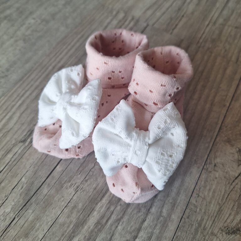 La Fabrique A DeDeuh - Chaussons Bébé – Jersey Ajouré Broderie Anglaise – Finition Nœud ou Rose de Tissu – Oeko-Tex – 9.12 mois