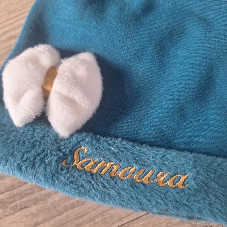 La Fabrique A DeDeuh - Bonnet Pompon et petit nœud - prénom brodé en tissu Polaire alpine personnalisable avec prénom brodé - Oeko-Tex – Adulte