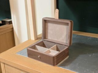 Coffret à bijoux en noyer – petit modèle par la marque Manufacture Jacquemin Manufacture Jacquemin - Coffret à bijoux en noyer – petit modèle