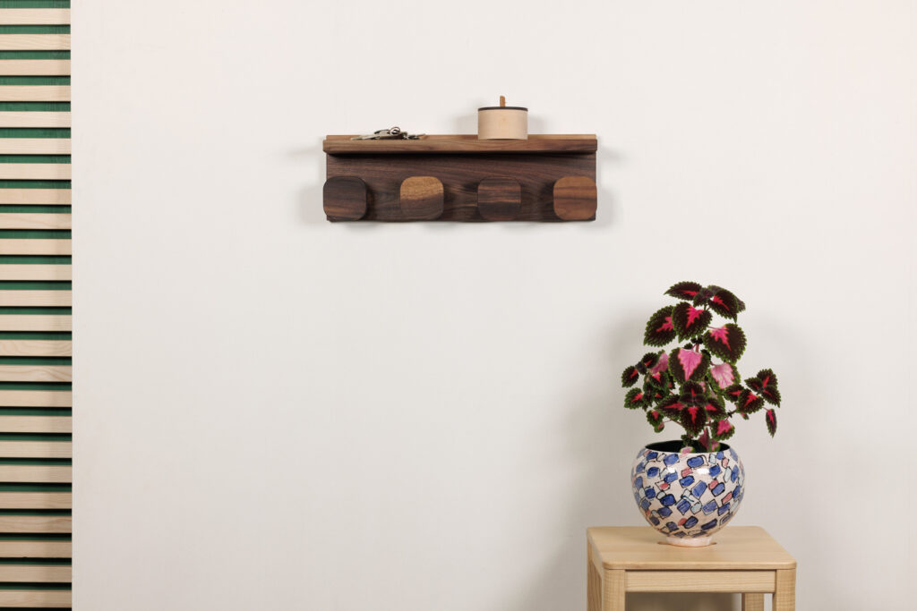GODIN JACQUEMIN 784 BD 1024x683 1 Manufacture Jacquemin - Porte manteau étagère en noyer - Grand modèle
