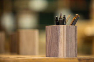 Manufacture Jacquemin - Pot à crayon en bois massif – Noyer