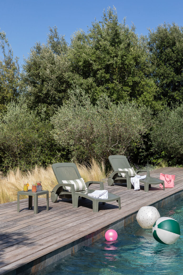 IMG 0558 Mobilier de jardin Grosfillex avec deux bains de soleil Fidji et une table basse Miami vert Forest Green au bord d’une piscine