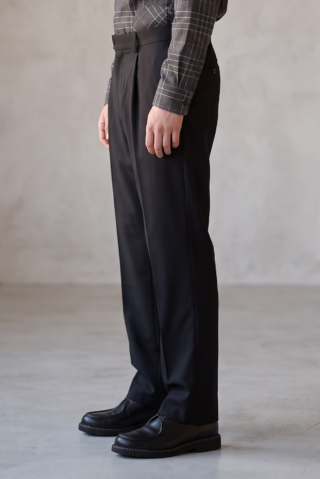 Pantalon pleats coton laine stretch noir par la marque JAGVI. RIVE GAUCHE JAGVI. RIVE GAUCHE - Pantalon pleats coton laine stretch noir