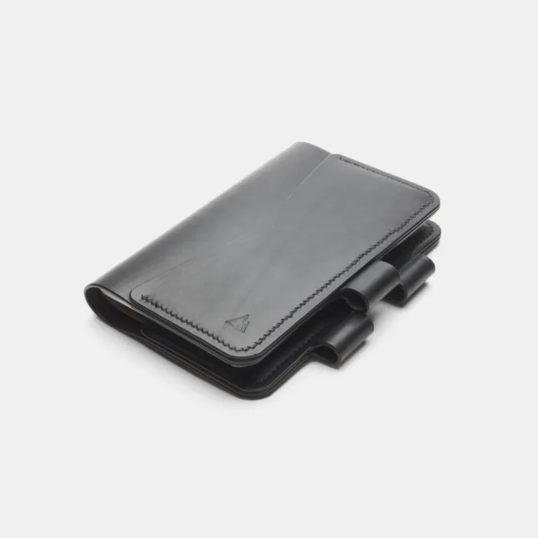 Darksails - Protège-Carnet Cuir Pen-Lock