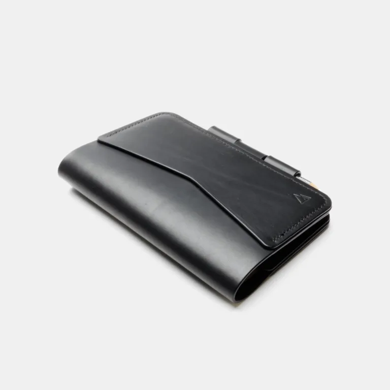 Darksails - Protège-Carnet Cuir Pen-Lock