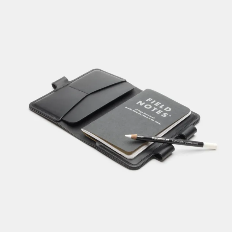 Darksails - Protège-Carnet Cuir Pen-Lock