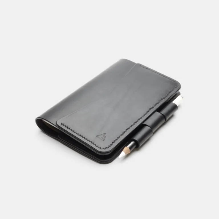 Darksails - Protège-Carnet Cuir Pen-Lock