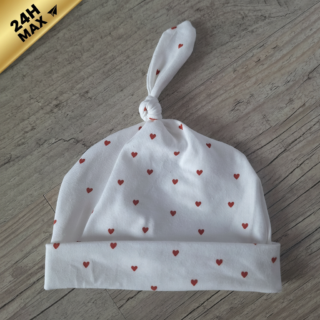 Bonnet nœudé jersey blanc cœurs rouges – 0/3 mois – Expédié sous 24h par la marque La Fabrique À DeDeuh La Fabrique À DeDeuh - Bonnet nœudé jersey blanc cœurs rouges – 0/3 mois – Expédié sous 24h