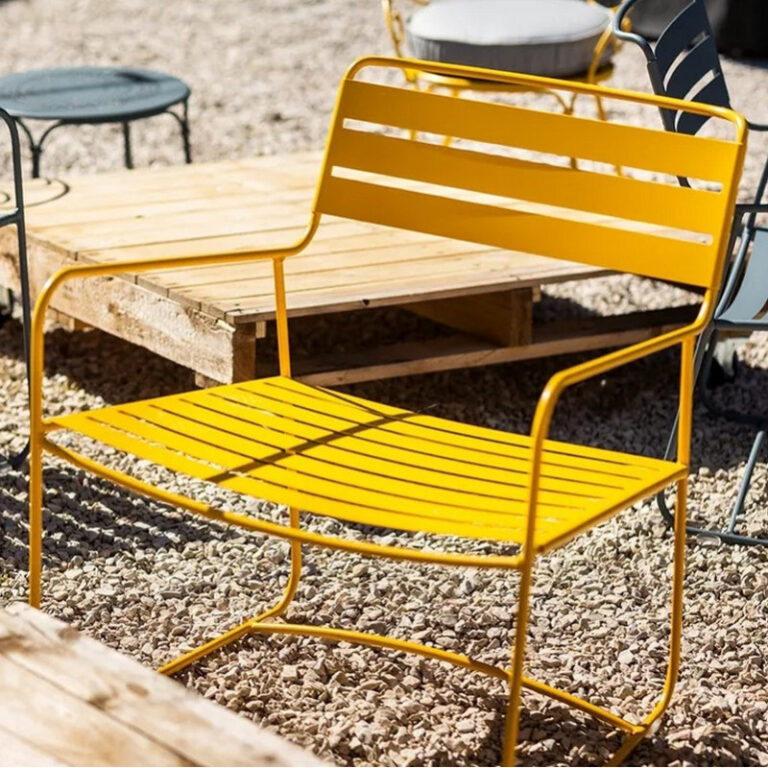 FERMOB - Fauteuil bas avec accoudoirs bridge FERMOB Surprising en métal - 25 coloris