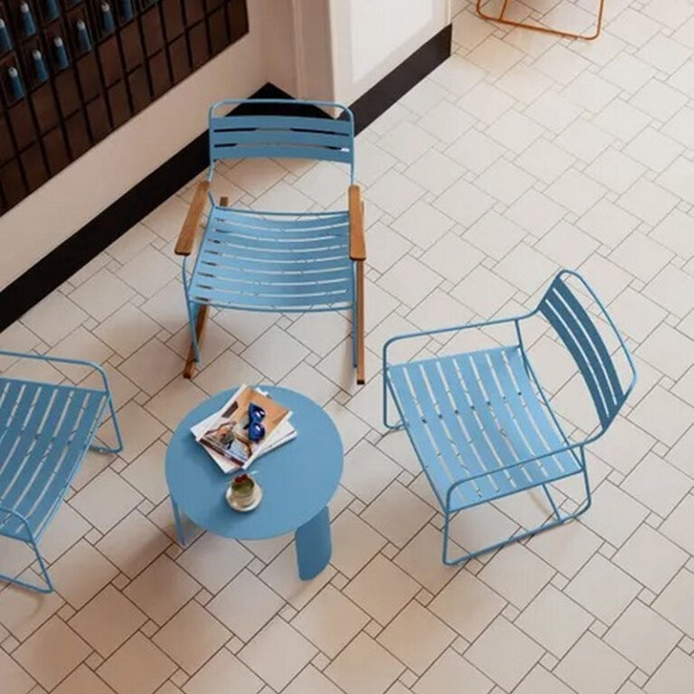 FERMOB - Fauteuil bas avec accoudoirs bridge FERMOB Surprising en métal - 25 coloris