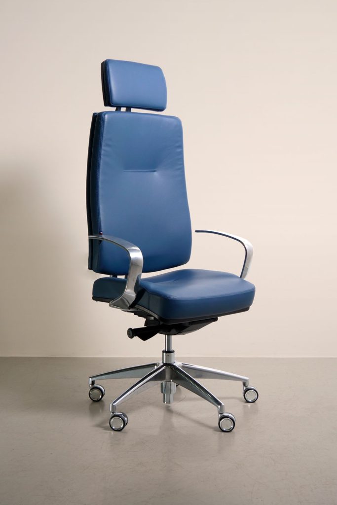 fauteuil de bureau de direction king edgard plus cuir bleu couverture Navailles 683x1024 1 Navailles - King Edgard + - fauteuil de direction – steelcut-trio-3