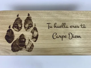 Banc de méditation gravé “empreinte loup” (en Espagnol ou Français) par la marque Sève et Copeaux Sève et Copeaux - Banc de méditation gravé “empreinte loup” (en Espagnol ou Français)