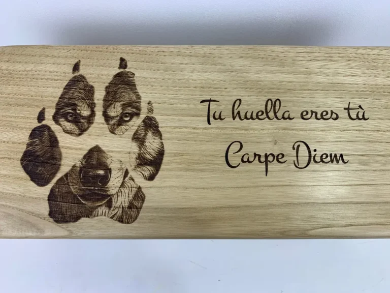 gravure banc meditation vue ensemble empreinte loup seve et copeaux Sève et Copeaux - Banc de méditation à personnaliser (avec ou sans gravure)