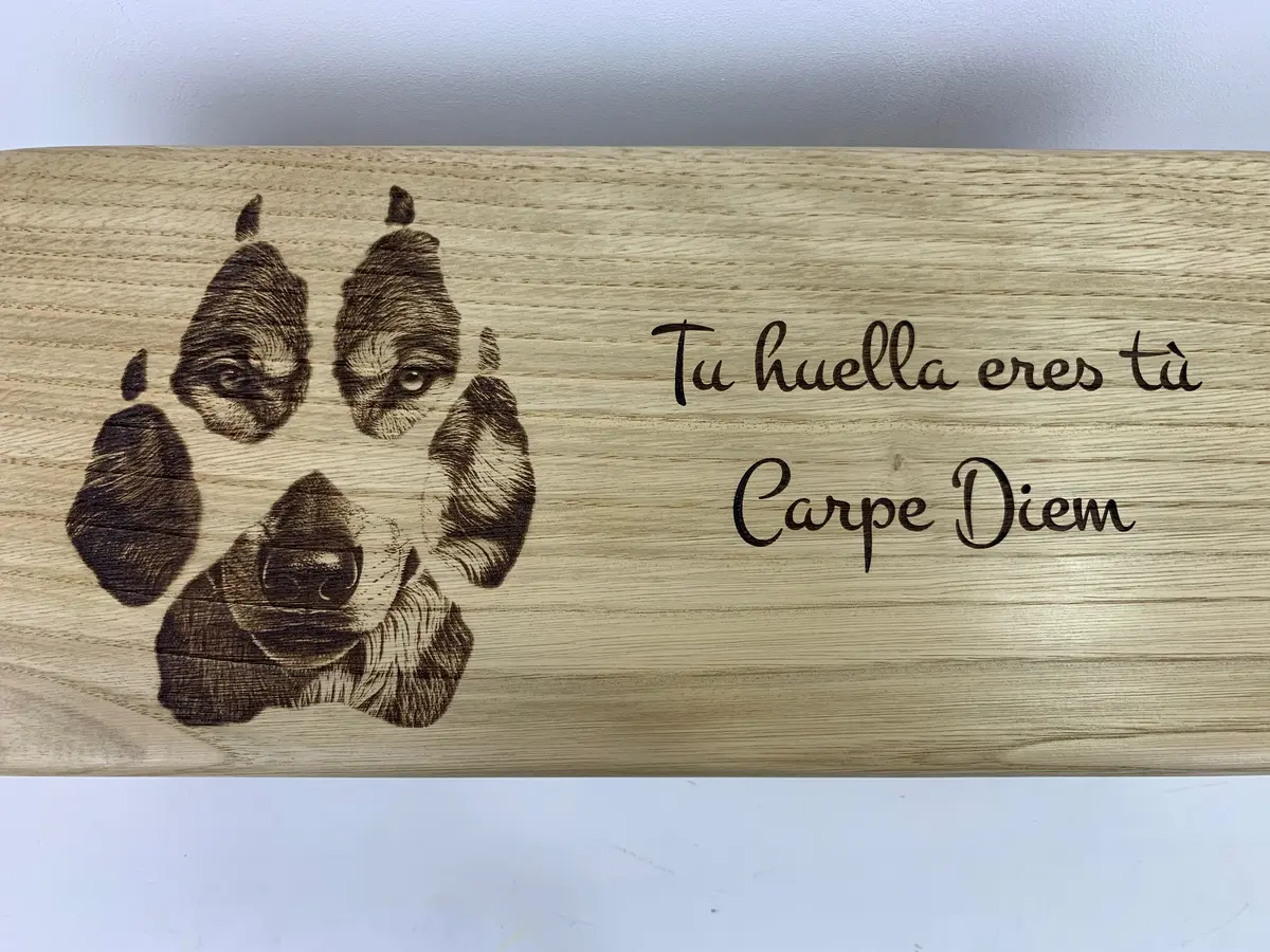 gravure banc meditation vue ensemble empreinte loup seve et Sève et Copeaux - Banc de méditation à personnaliser (avec ou sans gravure)
