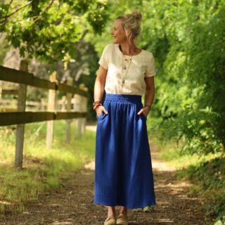 Jupe Tao — Double gaze de coton bleu majorelle par la marque Quintessence Quintessence - Jupe Tao — Double gaze de coton bleu majorelle