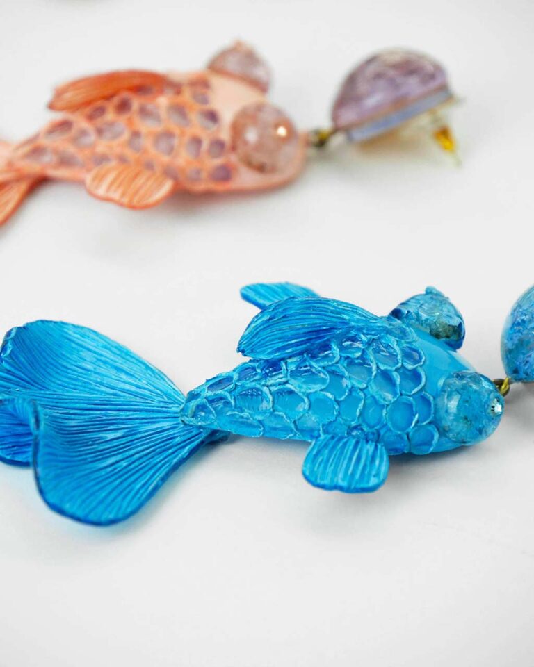 Ciléa Paris - Boucles d’oreilles pendantes poisson Koï – Noir / Tige (Oreilles percées)