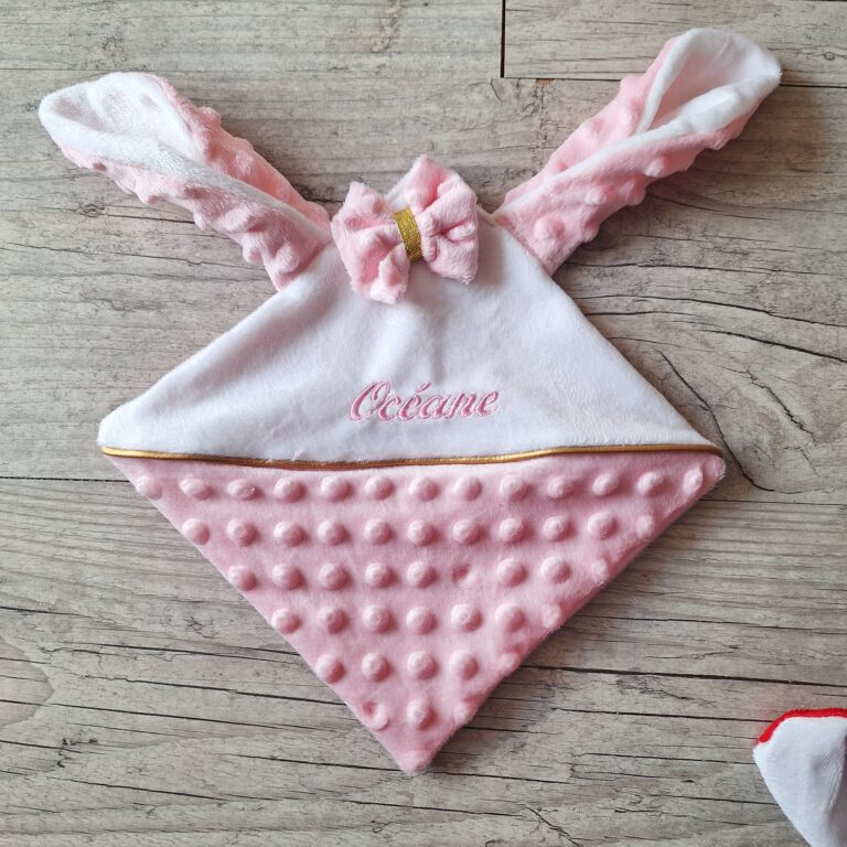 La Fabrique A DeDeuh - Lot Bébé – Bavoir Minky Personnalisé & Doudou Lapin Assorti – Fabrication Artisanale – Sans nœud / Juste le prénom