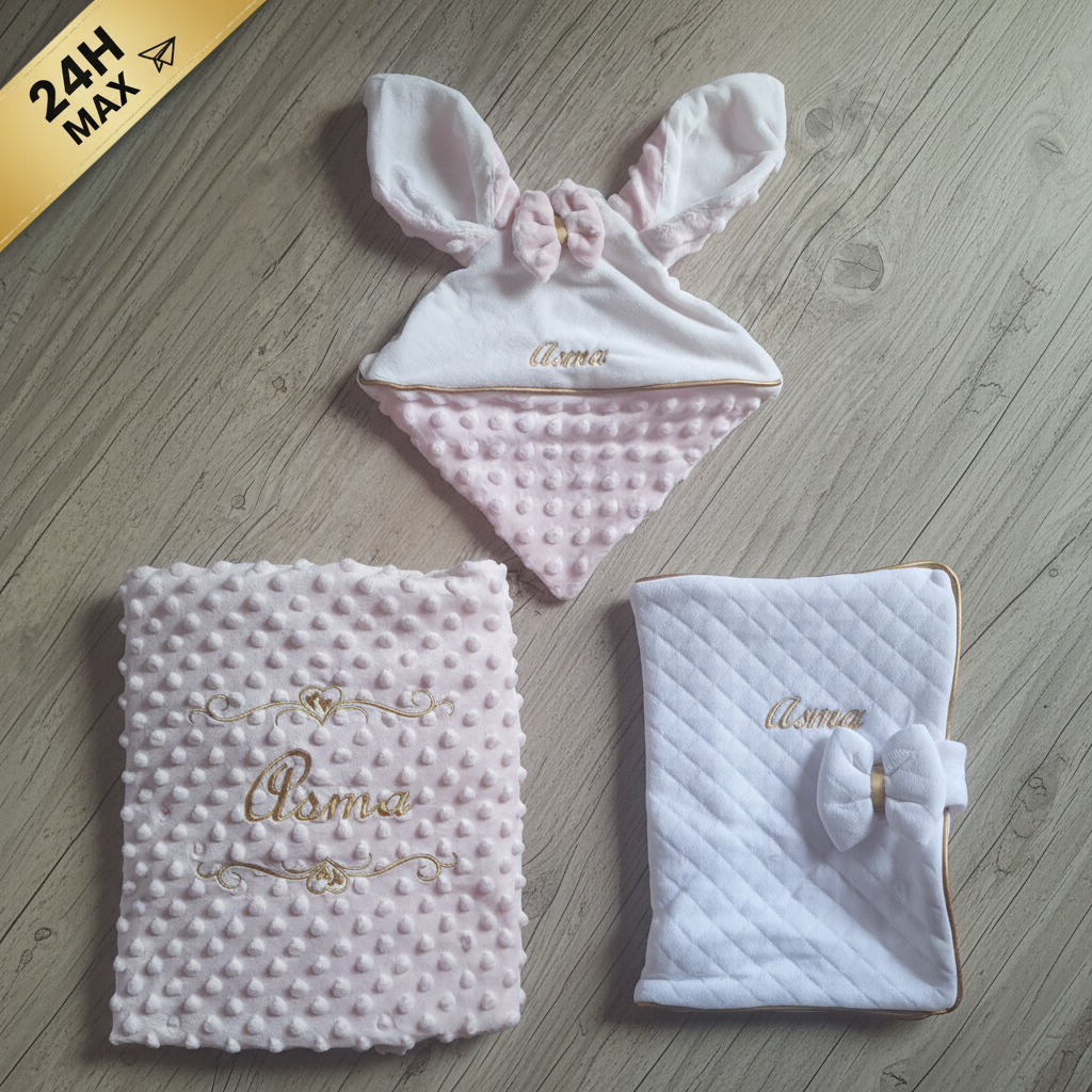 lot brod asma 24h La Fabrique A DeDeuh - LOT brodé « Asma » – Couverture minky rose + Protège carnet matelassé blanc + Doudou lapin minky rose – Expédié sous 24h