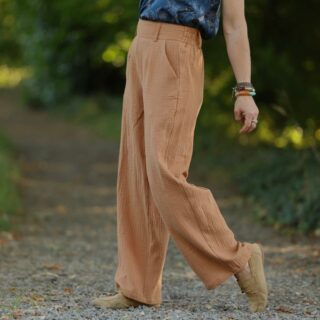 Pantalon Tino – Double gaze de coton camel par la marque Quintessence Quintessence - Pantalon Tino – Double gaze de coton camel