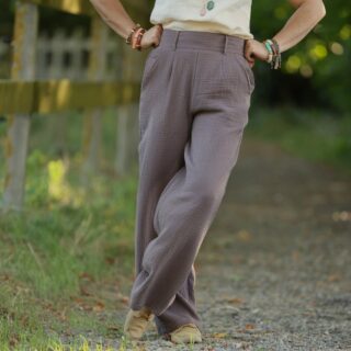 Pantalon Tino – Double gaze de coton prune par la marque Quintessence Quintessence - Pantalon Tino – Double gaze de coton prune