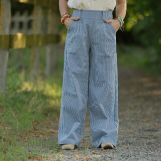 Pantalon Tino – Toile de coton rayé bleu blanc par la marque Quintessence Quintessence - Pantalon Tino – Toile de coton rayé bleu blanc