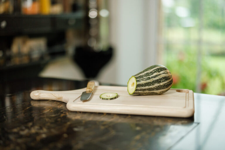 planche decouper bois frene moyen 1024x683 1 Manufacture Jacquemin - Planche à découper rustique - Grand modèle