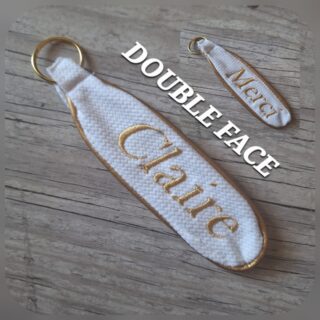 La Fabrique À DeDeuh - Porte-clé brodé double face – Cadeau maîtresse enseignante ATSEM personnalisé fait main