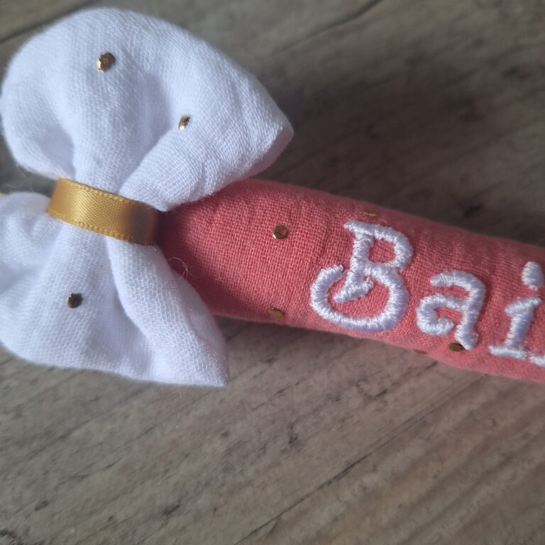 La Fabrique A DeDeuh - Attache tétine nœud personnalisée – Tube moelleux façon doudou avec prénom brodé - en gaze de coton pois or