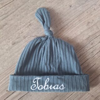 Bonnet côtelé avec prénom brodé en jersey extensible par la marque La Fabrique À DeDeuh La Fabrique À DeDeuh - Bonnet côtelé avec prénom brodé en jersey extensible