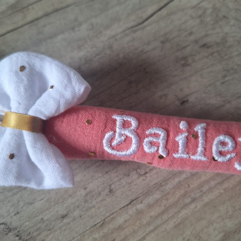 La Fabrique A DeDeuh - Attache tétine nœud personnalisée – Tube moelleux façon doudou avec prénom brodé - en gaze de coton pois or