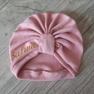 Turban Noeud, buns ou simple avec prénom brodé jersey 100% coton en maille pointelle par la marque La Fabrique À DeDeuh La Fabrique À DeDeuh - Turban Noeud, buns ou simple avec prénom brodé jersey 100% coton en maille pointelle