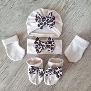 ⭐ Édition limitée — Ensemble bébé crème & imprimé léopard | turban, moufles et chaussons fait main par la marque La Fabrique À DeDeuh La Fabrique À DeDeuh - ⭐ Édition limitée — Ensemble bébé crème & imprimé léopard | turban, moufles et chaussons fait main