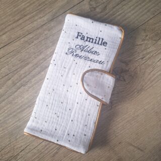 Protège Livret de Famille personnalisé en tissu Gaze de coton a poids doré – Couleur au choix par la marque La Fabrique À DeDeuh La Fabrique À DeDeuh - Protège Livret de Famille personnalisé en tissu Gaze de coton a poids doré – Couleur au choix