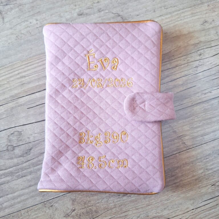 La Fabrique A DeDeuh - Protège carnet de santé personnalisé fait main | Tableau de naissance brodé | Tissu matelassé OekoTex – Avec nœud