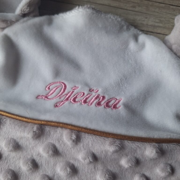 La Fabrique A DeDeuh - Doudou Ourson personnalisé 20x20cm avec Prénom et/ou Date de naissance tout en minky – Sans nœud / Juste le prénom