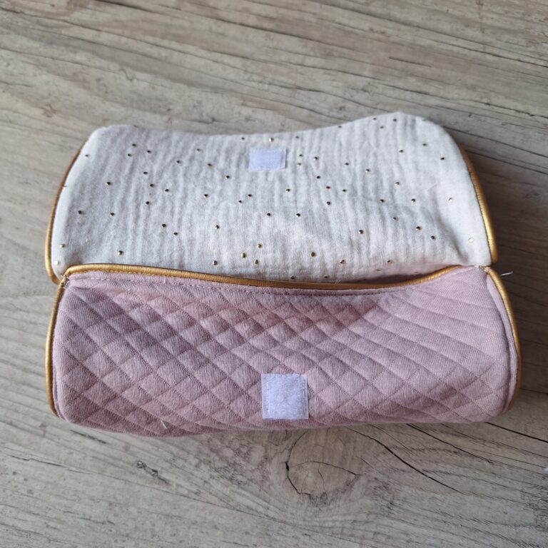 La Fabrique A DeDeuh - COFFRET: Merci - Cadeau Enseignant(e) Personnalisé – Trousse & Porte-Clé Brodés