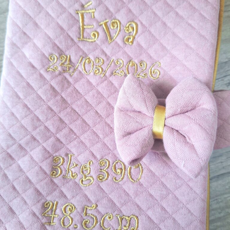 La Fabrique A DeDeuh - Protège carnet de santé personnalisé fait main | Tableau de naissance brodé | Tissu matelassé OekoTex – Sans nœud