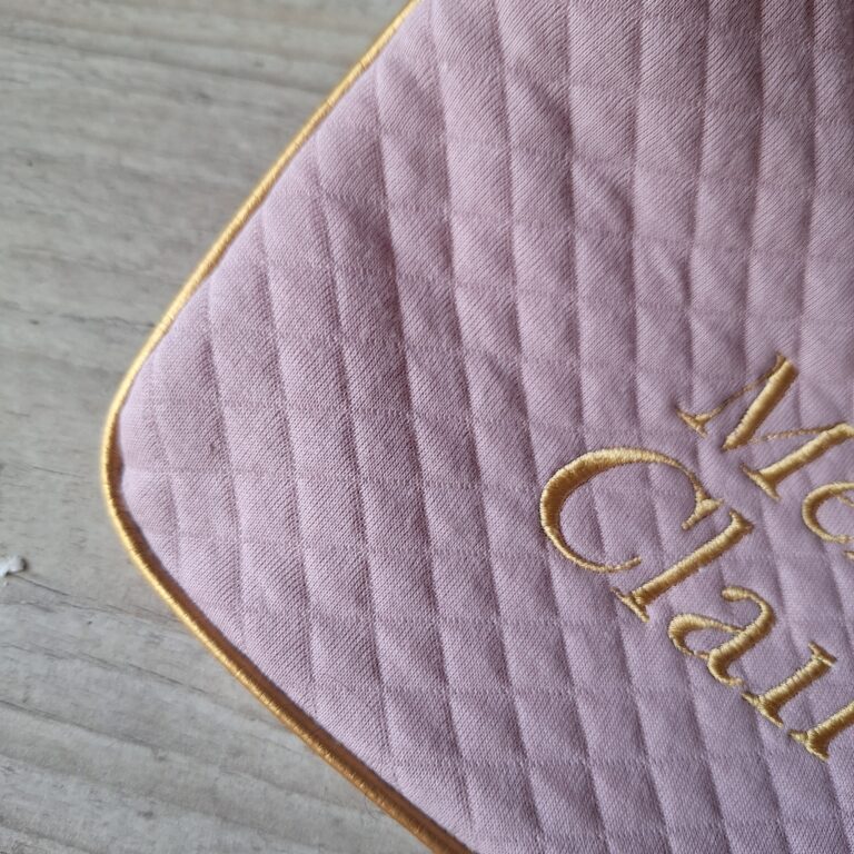 La Fabrique A DeDeuh - Trousse brodée personnalisée - Cadeau maîtresse maître enseignant(e) fait main – Merci Maîtresse + Prénom