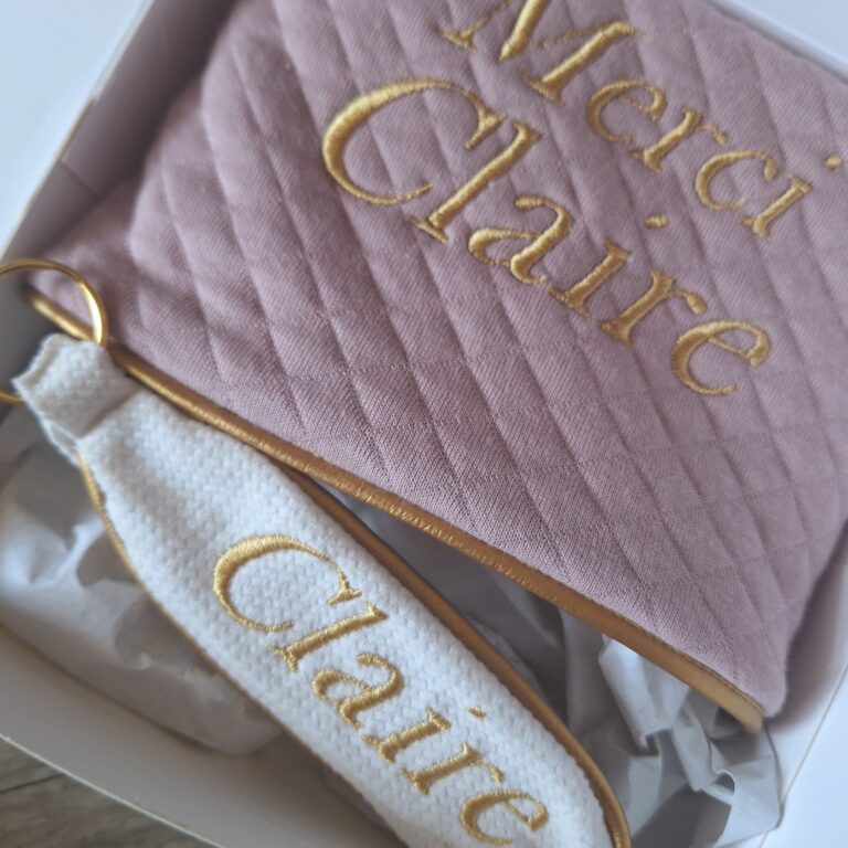 La Fabrique A DeDeuh - COFFRET: Merci - Cadeau Enseignant(e) Personnalisé – Trousse & Porte-Clé Brodés