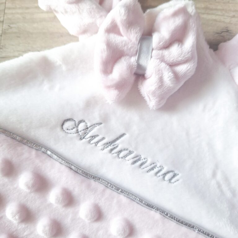 La Fabrique A DeDeuh - Doudou lapin personnalisé 20x20cm avec Prénom et/ou Date de naissance tout en minky – Sans nœud / Juste le prénom