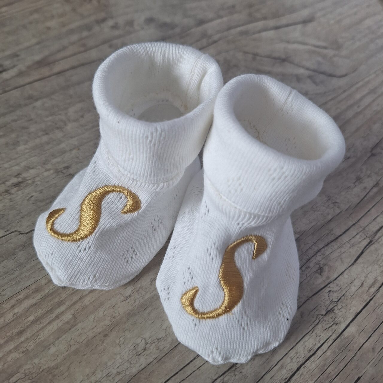 rn image picker lib temp 91830bbc 7f8e 436e b0f5 66e70acd5be9 La Fabrique A DeDeuh - Chaussons avec initiale brodé jersey 100% coton en maille pointelle – 9.12 mois