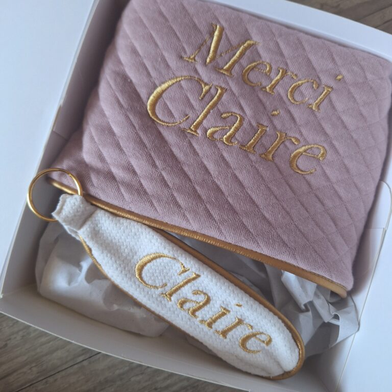 La Fabrique A DeDeuh - COFFRET: Merci - Cadeau Enseignant(e) Personnalisé – Trousse & Porte-Clé Brodés