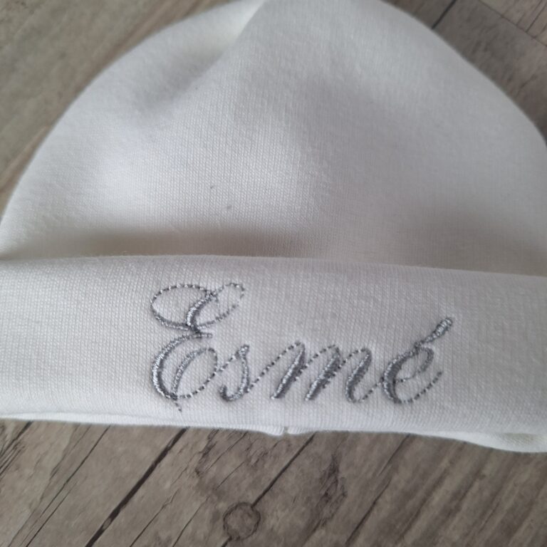 La Fabrique A DeDeuh - Bonnet Noué Prénom brodé en tissu Polaire alpine personnalisable avec prénom brodé - Oeko-Tex – Adulte