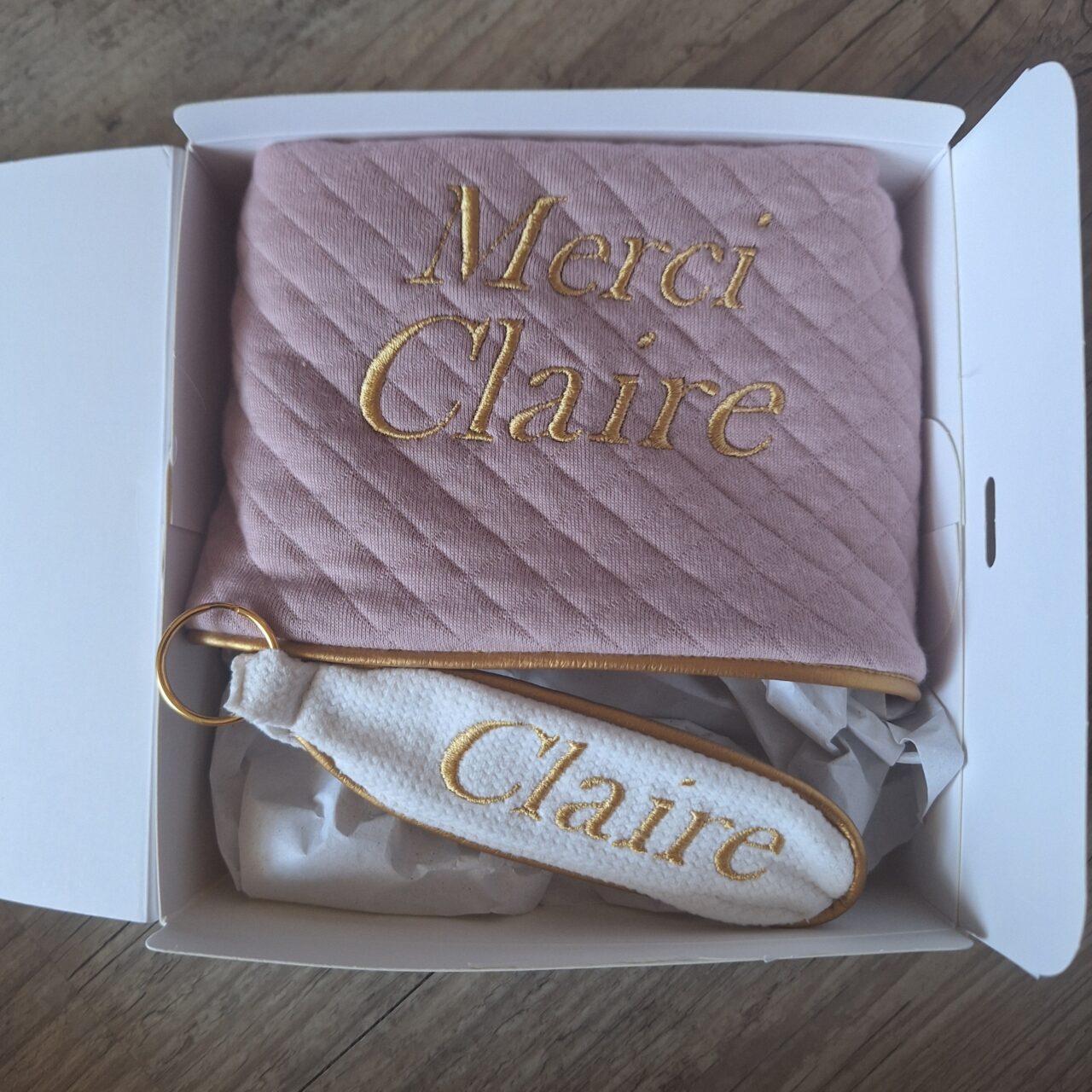 rn image picker lib temp a671ca2e b245 4241 9f80 f00538d3792e La Fabrique A DeDeuh - COFFRET: Merci - Cadeau Enseignant(e) Personnalisé – Trousse & Porte-Clé Brodés