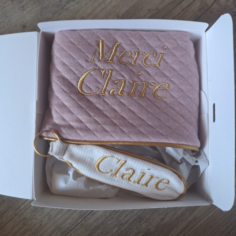 rn image picker lib temp a671ca2e b245 4241 9f80 f00538d3792e La Fabrique A DeDeuh - COFFRET: Merci - Cadeau Enseignant(e) Personnalisé – Trousse & Porte-Clé Brodés