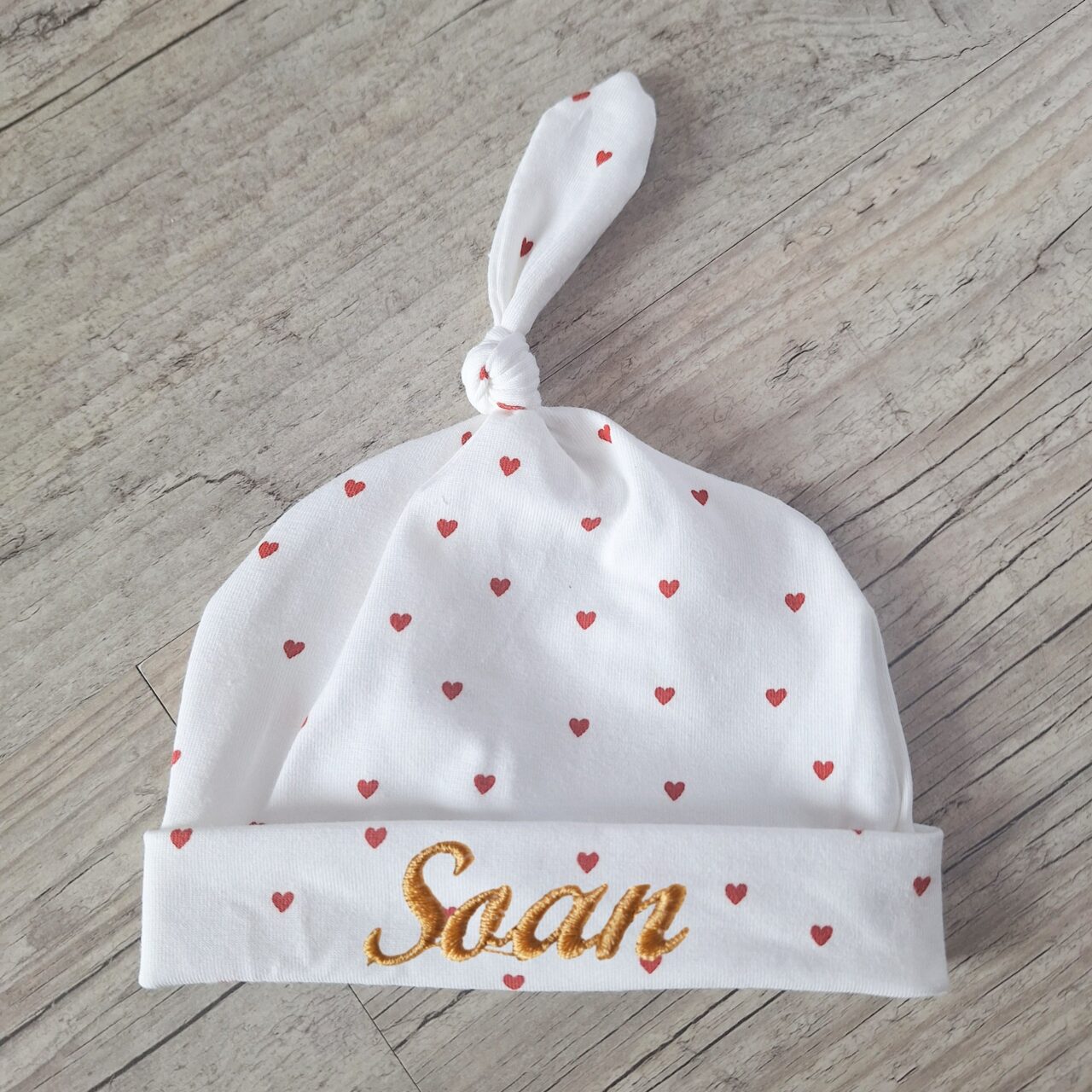 rn image picker lib temp b49f3e4e 1197 4c3b 891e 62b766250a95 La Fabrique A DeDeuh - Bonnet imprimé coeur avec prénom brodé en jersey extensible – adulte