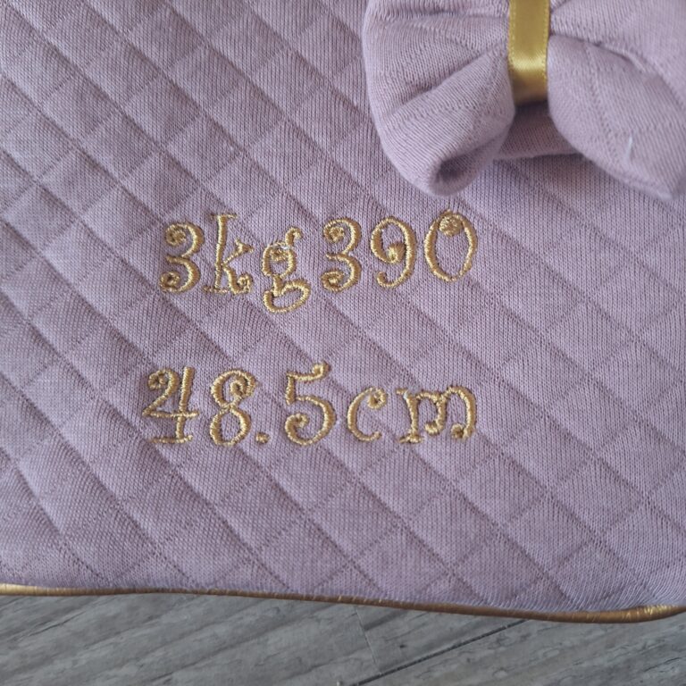 La Fabrique A DeDeuh - Protège carnet de santé personnalisé fait main | Tableau de naissance brodé | Tissu matelassé OekoTex – Sans nœud