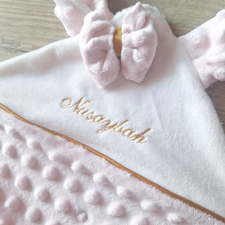 La Fabrique A DeDeuh - Doudou lapin personnalisé 20x20cm avec Prénom et/ou Date de naissance tout en minky – Sans nœud / Juste le prénom