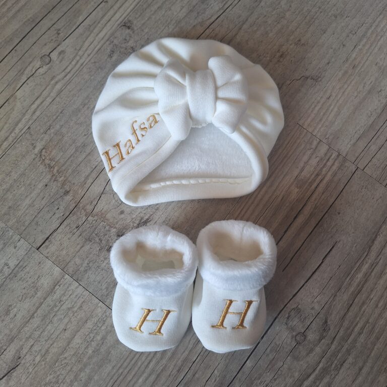 buns ou simple +chaussons Initiale brodé assortis + moufles. Tissu Polaire alpine - Oeko-Tex – 9.12 mois / Turban + moufles + chausson