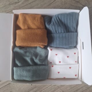 LOT : 4 Bonnets matières mixte – finitions mixtes – Oeko-Tex par la marque La Fabrique À DeDeuh La Fabrique À DeDeuh - LOT : 4 Bonnets matières mixte – finitions mixtes – Oeko-Tex